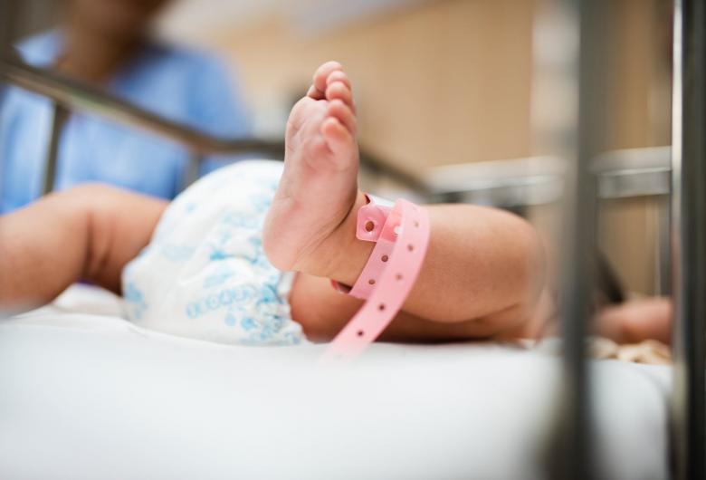 Copilul de 1 an si jumatate infectat cu coronavirus nu va fi separat de mama
